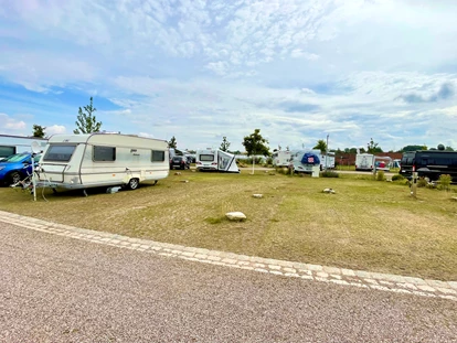 Plaza de aparcamiento para autocaravanas - Standardparzelle für WoMo oder WoWa - Campingpark Erfurt