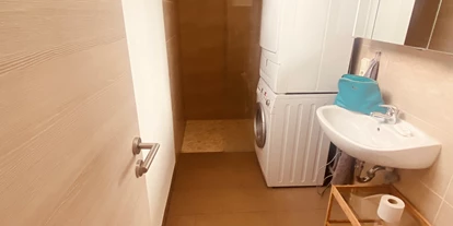 Reisemobilstellplatz - Entsorgung Toilettenkassette - Jirkov - …wo gegen einen schmalen Taler die Möglichkeit auf frische, trockene Wäsche besteht   - Mini-Ranch 