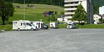 Reisemobilstellplatz - Umgebungsschwerpunkt: am Land - Flumserberg Tannenheim - Parkplatz Kasernenstrasse - Glarus, Parkplatz Kasernenstrasse