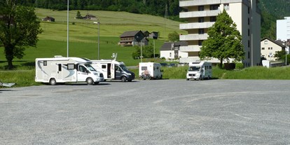 Motorhome parking space - Skilift - Klöntal - Parkplatz Kasernenstrasse - Glarus, Parkplatz Kasernenstrasse