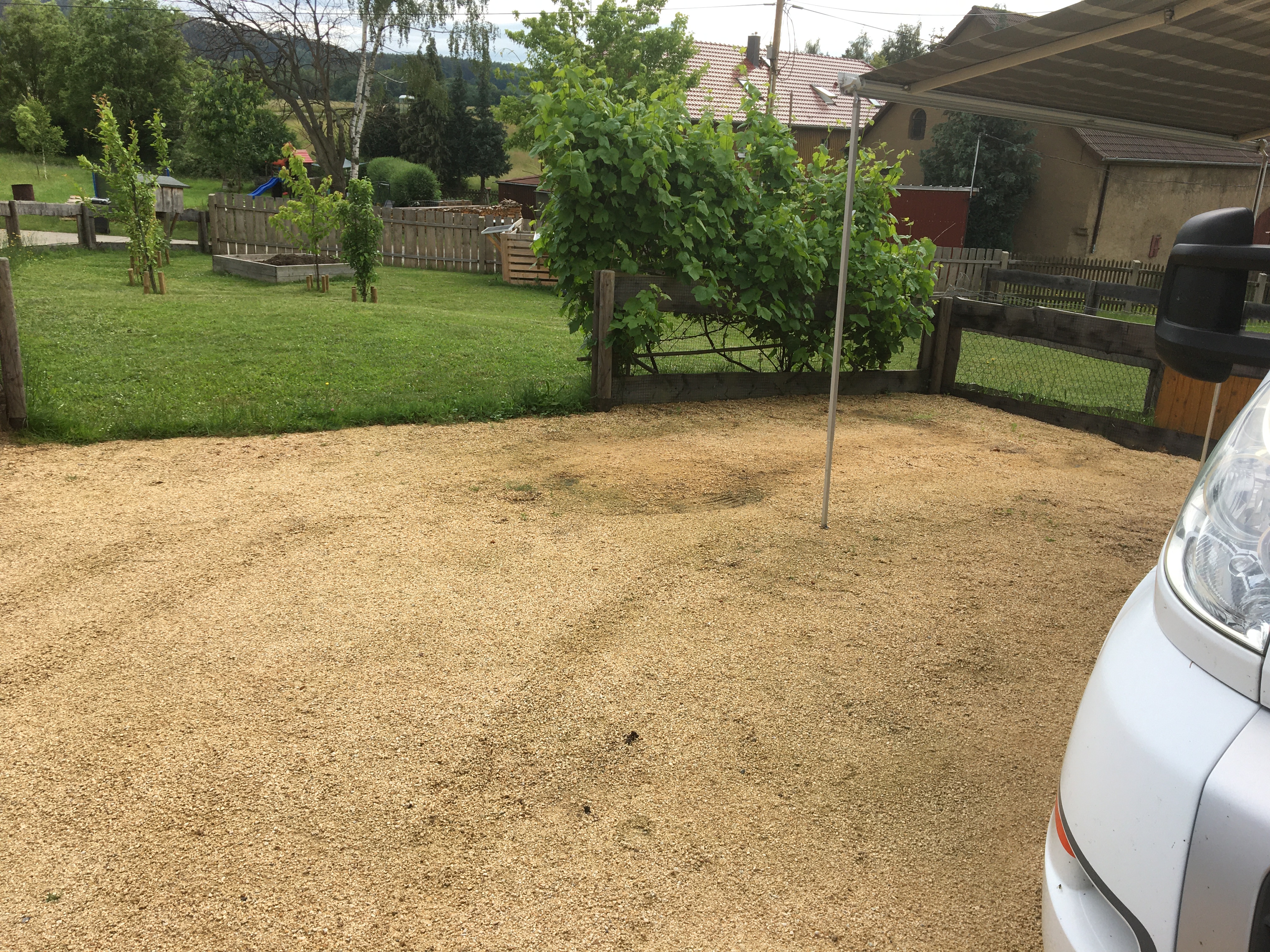 Camperplaats - Stelle auf unseren Privatgrundstück 2-3 Stellplätze für Wohnmobile zur Verfügung.
Das Grundstück befindet sich in 02633 Gaußig.
Bäcker, Fleischer und Supermarkt in der näheren Umgebung.
Viele Ausflugsziele wie Bautzen,Dresden, Sächsische Schweiz in kürzester Zeit erreichbar.
Strom, Wasser und eine Toilette kann zur Verfügung gestellt werden.
Frische Brötchen am Samstag auf Wunsch bis an die Tür. - Ehlich’s Wohnmobilstellplatz