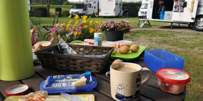 Parkeerplaats voor camper - Stromanschluss - Sande (Friesland) - Frühstück am Morgen - Landcafe lüttje Ankerplatz 