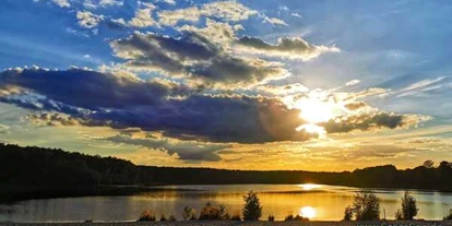 Place de parking pour camping-car - Duschen - Tauer (Landkreis Spree-Neiße) - Abendstimmung am Badestrand - Stellplatz Waldcamping Am Großsee