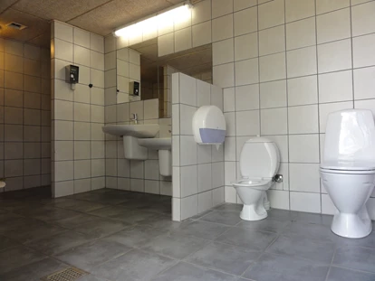 Motorhome parking space - Duschen - Sehr gute sanitär.  - Stellplatz Hirtshals / Tornby Strand Camping