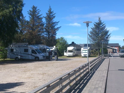 Place de parking pour camping-car - Ålbæk - 10 Platze vor der Schranke mit und ohne Strom - Stellplatz Hirtshals / Tornby Strand Camping