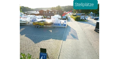 Plaza de aparcamiento para autocaravanas - Art des Stellplatz: Messe - Einfahrt - Stellplatz zwischen den Seen
