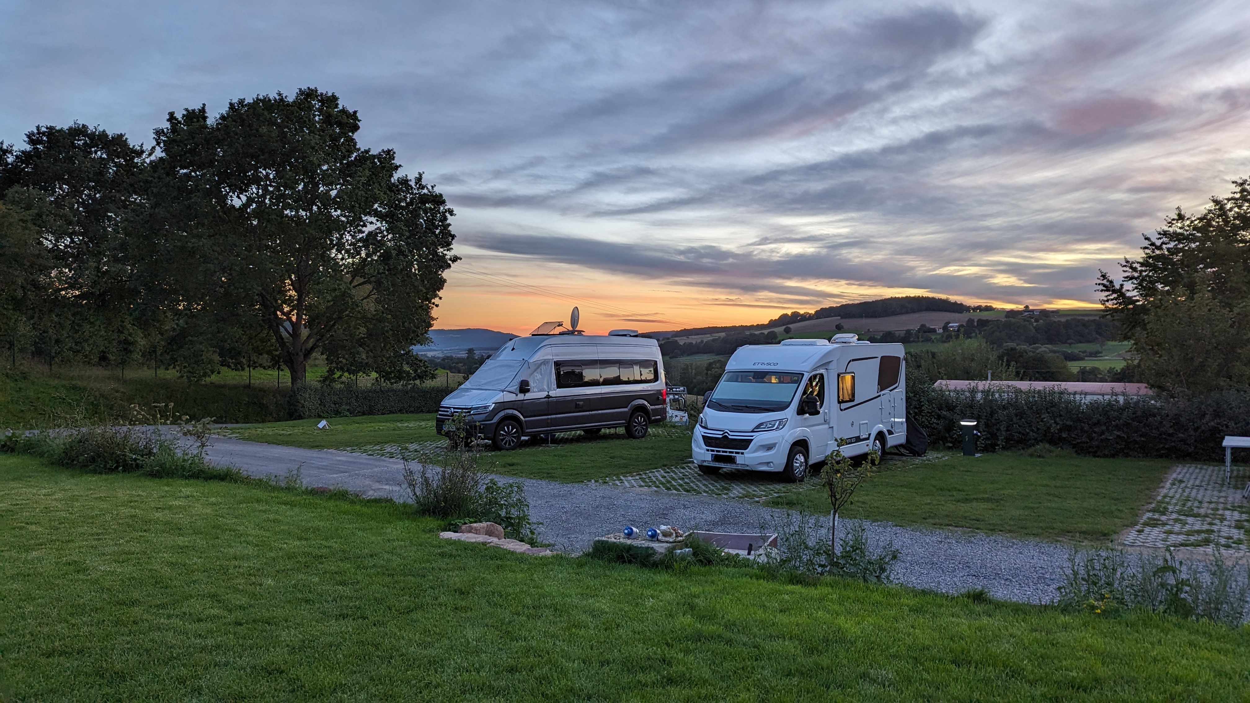 Wohnmobilstellplatz - Komfortstellplätze mit Strom, Wasser- und Abwasseranschluss - Naturcamp Thulba