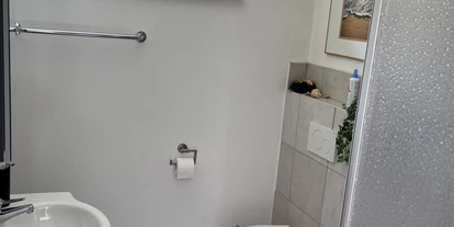 Reisemobilstellplatz - Angelmöglichkeit - Greding - Saubere Toilette mit Waschbecken Spiegel und Dusche  - Altdorf im Anlautertal 