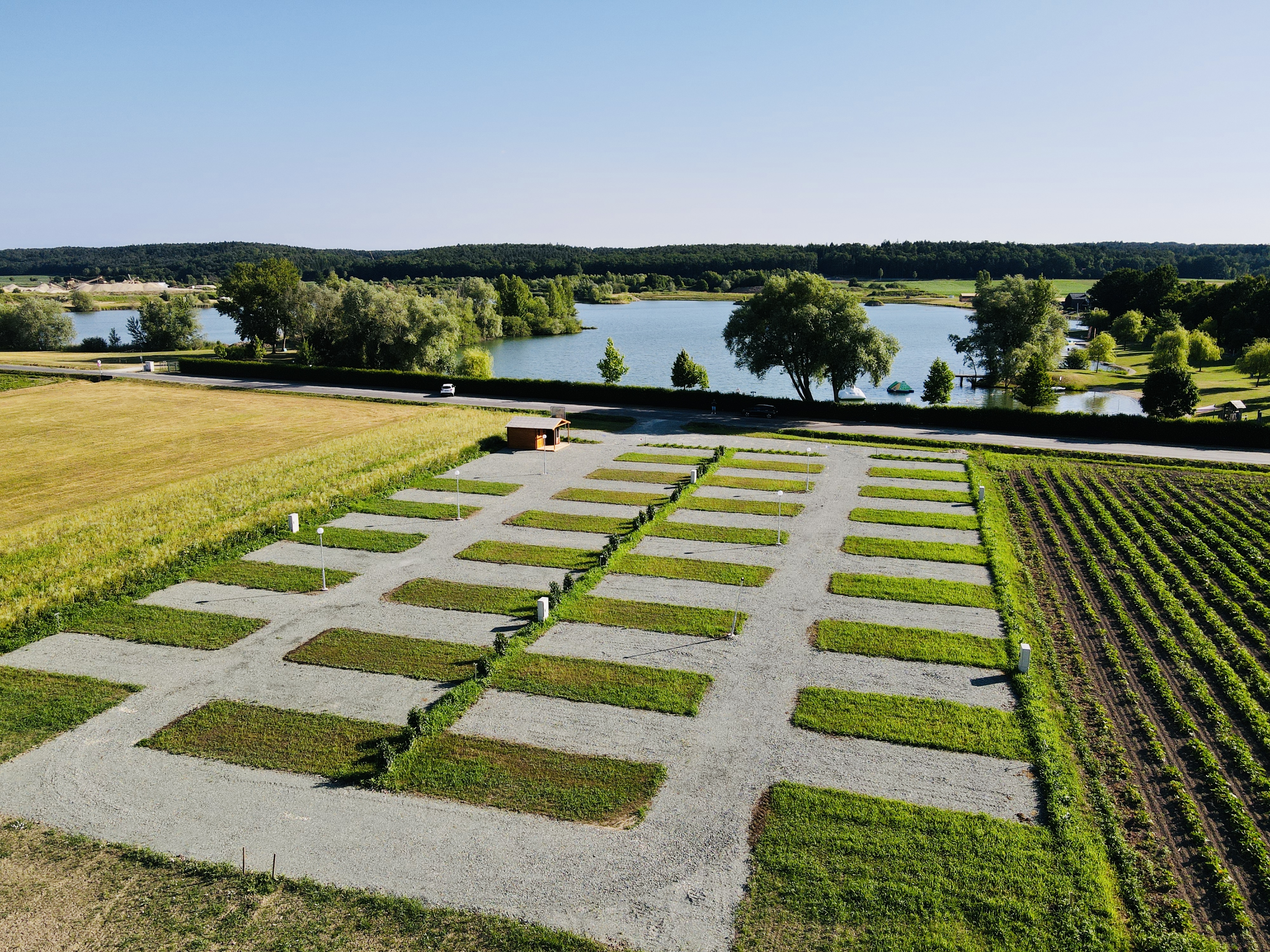 área de autocaravanas - Lages des Stellplatzes mit gegenüberliegendem Naturbadesee - Reisemobil-Stellplatz Thorschütz in Königsdorf