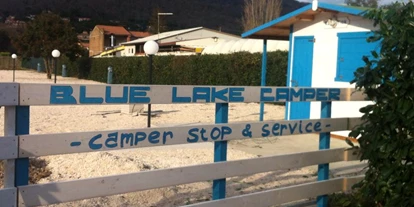 Posto auto camper - Art des Stellplatz: bei Gaststätte - Italia - BLUE LAKE CAMPER