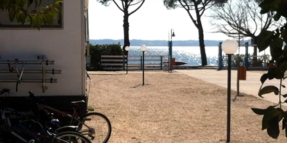 Place de parking pour camping-car - Umgebungsschwerpunkt: Strand - Italie - BLUE LAKE CAMPER