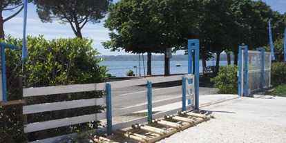 Place de parking pour camping-car - Art des Stellplatz: bei Gaststätte - Italie - BLUE LAKE CAMPER