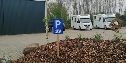 Plaza de aparcamiento para autocaravanas - Art des Stellplatz: bei Caravanhändler - Oberndorf (Landkreis Cuxhaven) - Reisemobile Otterndorf