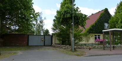 Motorhome parking space - Gladau - Unser Hof von der Straße aus betrachtet - Landvergnügen-Stellplatz Ökohof Fläming
