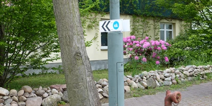 Reisemobilstellplatz - Art des Stellplatz: bei Gewässer - Deutschland - Das Landvergnügen-Schild am Straßenrand macht auf unseren Stellplatz aufmerksam. - Landvergnügen-Stellplatz Ökohof Fläming