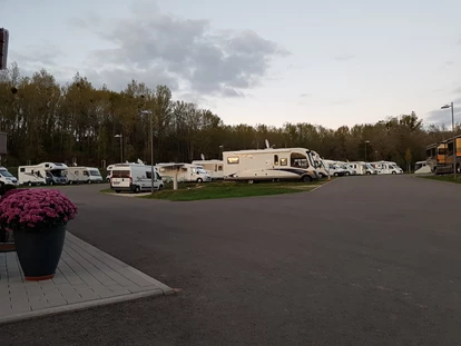 Posto auto camper - Hallenbad - Biosphäre Bliesgau - Wohnmobilpark im Saarland Thermen Resort
