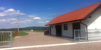 Parkeerplaats voor camper - Entsorgung Toilettenkassette - Centraal-Kroatië - Slavonië - Eingang des Stellplatz - Sabljaci