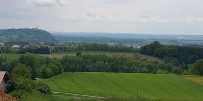 RV park - WLAN: nur um die Rezeption vorhanden - Straßkirchen - Blick gerade aus auf den Bogenberg, Heimat vom Bayerischen Rautenwappen. - Pension Reiner