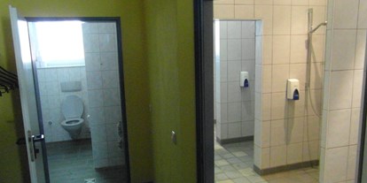 Reisemobilstellplatz - Bademöglichkeit für Hunde - Klingenberg am Main - Duschen und Toilette - Wohnmobil und Caravan Stellplatz "Golfanlage Gut Sansenhof"