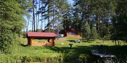 Parkeerplaats voor camper - Grauwasserentsorgung - Letland - Schwimmteich mit Feuerplatz und Pavillion - Upes Dizvietas