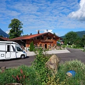 Espacio de estacionamiento para vehículos recreativos - Rezeption mit Entsorgungsstelle  - Camping Lindlbauer Inzell