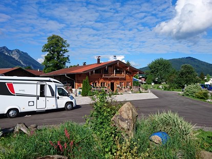 Motorhome parking space - Wohnwagen erlaubt - Rezeption mit Entsorgungsstelle  - Camping Lindlbauer Inzell