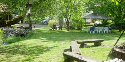 Parkeerplaats voor camper - Umgebungsschwerpunkt: am Land - Haunetal - Garten mit Grill und Sitzplätzen,im Hintergrund Stellplätze - Reiterhof Aumühle