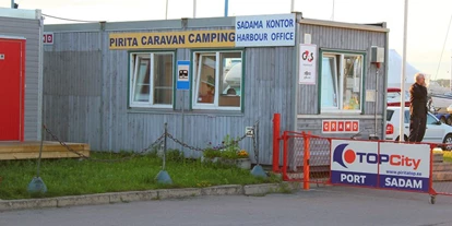 Plaza de aparcamiento para autocaravanas - Art des Stellplatz: im Campingplatz - Estonia - Pirita Harbour Camping