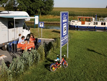 Reisemobilstellplatz - Art des Stellplatz: bei Gewässer - Frankreich - Reisemobil-Marina Niderviller