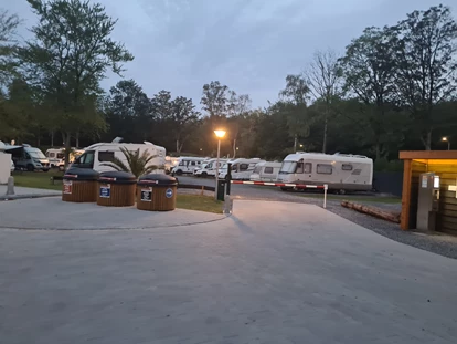 Reisemobilstellplatz - Art des Stellplatz: im Campingplatz - Lelystad - Stellplätze Urkerbos bei Nacht - Vakantiepark 't Urkerbos