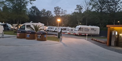 Reisemobilstellplatz - Frischwasserversorgung - Emmeloord - Stellplätze Urkerbos bei Nacht - Vakantiepark 't Urkerbos