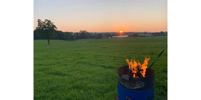 Reisemobilstellplatz - Art des Stellplatz: am Bauernhof - Neudorf (Beromünster) - Feuerfass mit Rost beim Sonnenuntergang - Alp-Panorama