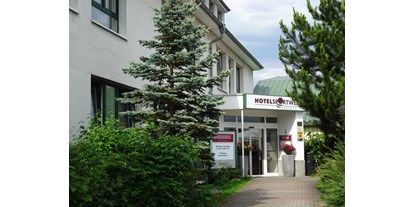 Reisemobilstellplatz - Wohnwagen erlaubt - Lohmen (Landkreis Sächsische Schweiz) - Hoteleingang  - Parkplatz am Hotel Sportwelt