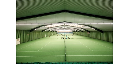 Place de parking pour camping-car - Wohnwagen erlaubt - Radebeul - Sportanlage (Tennis, Badminton, Squash) - Parkplatz am Hotel Sportwelt