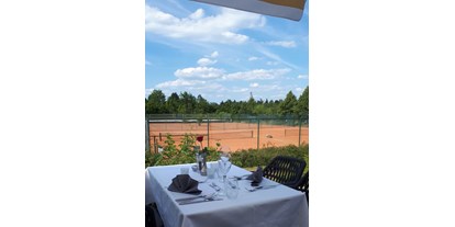 Motorhome parking space - Tennis - Oberlausitz - Terrasse vom TIMMERMANNSrestaurant (Hotel) - Parkplatz am Hotel Sportwelt