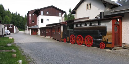 Motorhome parking space - Sauna - Erzgebirge - Eingangsbereich Sporthotel - Parkplatz am SWF-Sporthotel