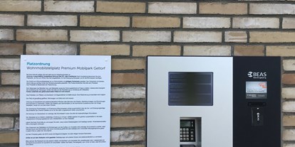 Motorhome parking space - Wohnwagen erlaubt - Fockbek - Kassenautomat - Premium Mobilpark Gettorf 