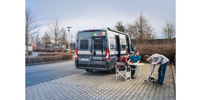 Motorhome parking space - WLAN: am ganzen Platz vorhanden - Weilmünster - Rosbach vor der Höhe: Stellplatz an der Adolf-Reichwein-Halle