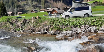 Reisemobilstellplatz - Umgebungsschwerpunkt: Berg - Zweisimmen - Herrliche Lage direkt am Jaunbach und am Fusse der Gastlosenkette. - Gastlosen Camp Area Jaun