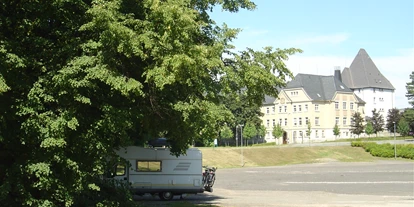Plaza de aparcamiento para autocaravanas - Hallenbad - Schönheide - Beschreibungstext für das Bild - Platz unter den Linden