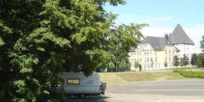 Reisemobilstellplatz - Umgebungsschwerpunkt: Stadt - Grünbach (Vogtlandkreis) - Beschreibungstext für das Bild - Platz unter den Linden