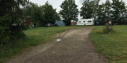 Parkeerplaats voor camper - Rheinböllen - Einfahrt zum Platz  - Bioferienhof Loreley