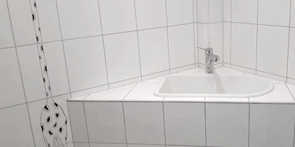 Reisemobilstellplatz - Duschen - Lüneburger Heide - BABYBADEWANNE
Für die Allerkleinsten steht eine Babybadewanne bereit. - WOHNMOBIL STELLPLATZ HEIDENAU