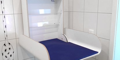 Reisemobilstellplatz - PLZ 29640 (Deutschland) - WICKELTISCH
Auch ein Wickeltisch darf in modernen Sanitärräumen nicht fehlen - WOHNMOBIL STELLPLATZ HEIDENAU