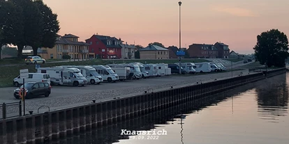 Parkeerplaats voor camper - Art des Stellplatz: bei Marina - Glöwen - Caravanstellplatz am Sportboothafen Nedwiganger