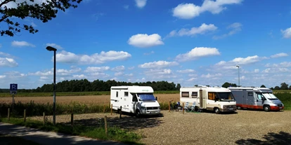 Place de parking pour camping-car - Grauwasserentsorgung - Surwold - Stellplätze auf Schotter-/Grünfläche
 - Stellplatz am Erikasee