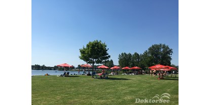 Reisemobilstellplatz - Umgebungsschwerpunkt: See - große Liegewiese am Badestrand - Erholungsgebiet Doktorsee