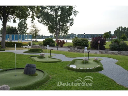Reisemobilstellplatz - Art des Stellplatz: bei Gewässer - Rodenberg - Adventure Minigolf - Erholungsgebiet Doktorsee