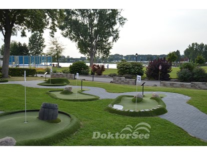 Reisemobilstellplatz - Art des Stellplatz: ausgewiesener Parkplatz - Adventure Minigolf - Erholungsgebiet Doktorsee