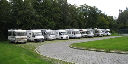 Place de parking pour camping-car - Art des Stellplatz: bei Gewässer - Allemagne - Wohnmobil-Stellplatz an der Afte. - Parkplatz an der Afte
